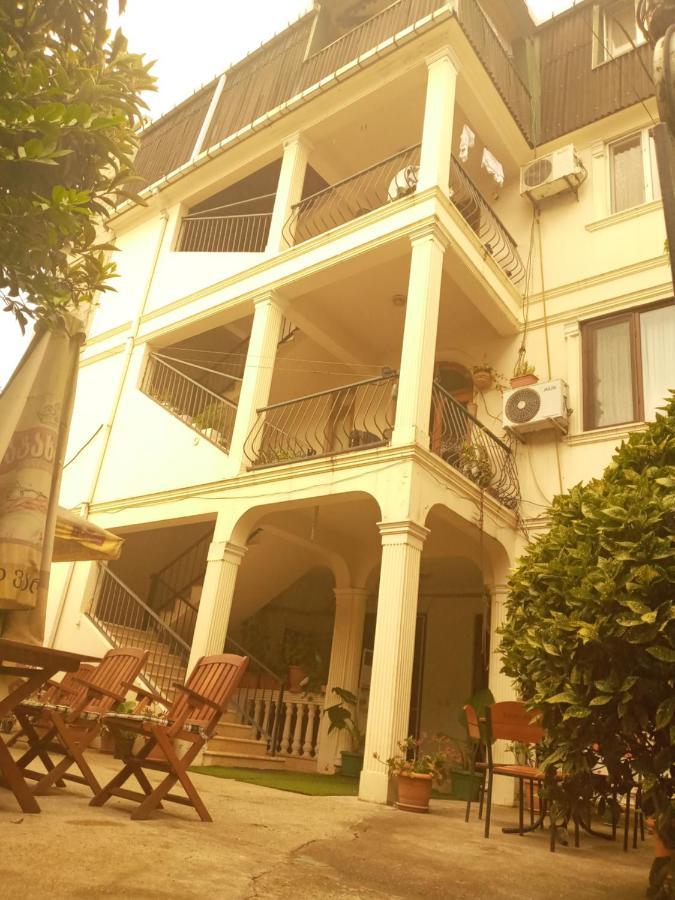 Gulnasi'S Guesthouse Batumi Exteriör bild